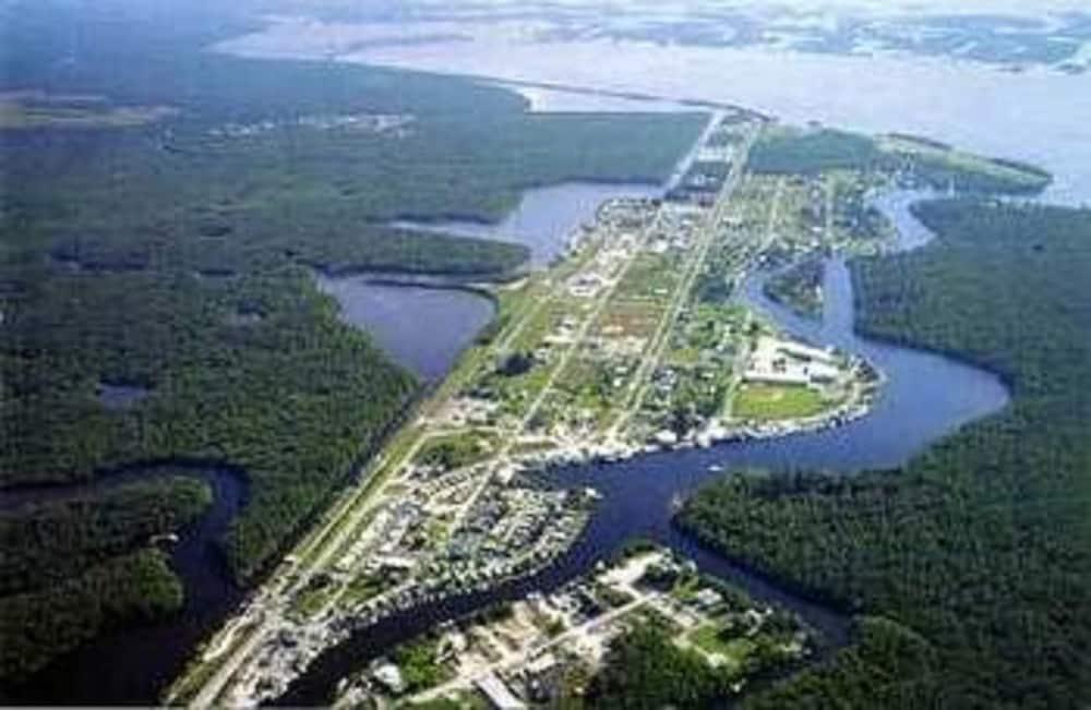 River Wilderness Waterfront Cabins إيفرغليدز سيتي المظهر الخارجي الصورة